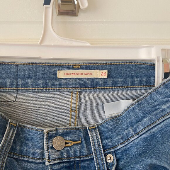 Levi's High Waisted Taper Size 26 - Picture 2 of 3